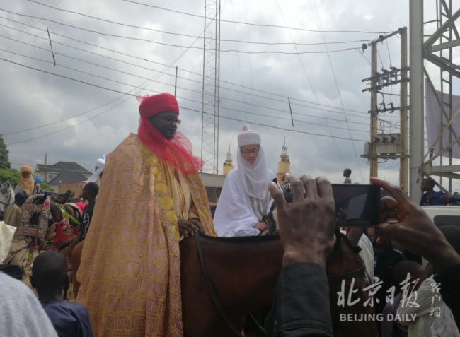 当上非洲酋长的小伙已回国 当酋长经过组织批准