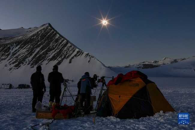12月4日，智利南極聯合冰川基地的科學家在距離南極點1000多公裏處觀測日全食。新華社發（智利形象基金會供圖/費利佩·特魯埃瓦攝）