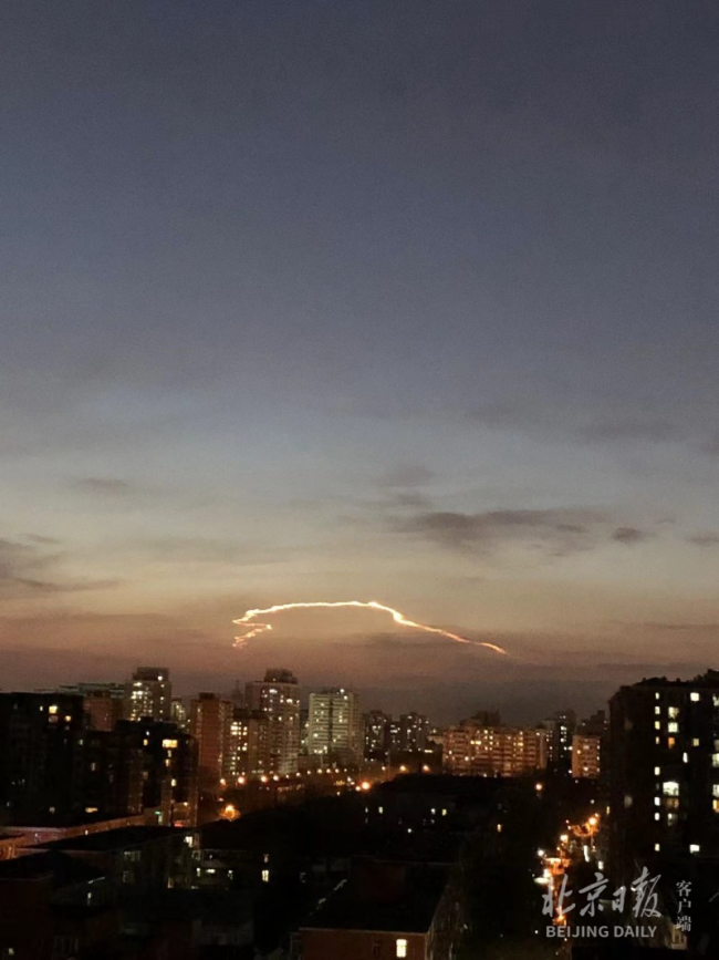 北京出现烟火般晚霞！专家：可能是火箭云