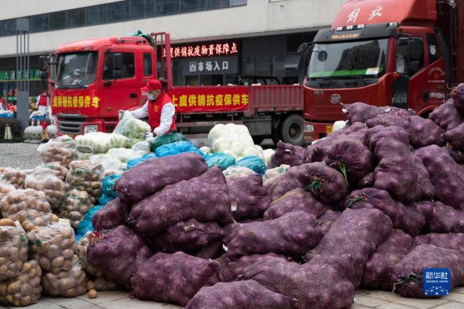 12月12日，浙江省绍兴市上虞区志愿者搬运生活物资，准备向居家隔离的居民配送。