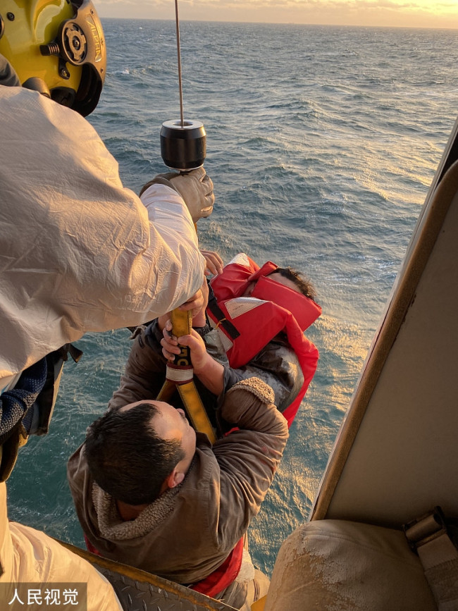 2021年12月12日4时43分，交通运输部北海救助局救助值班室接烟台搜救中心通报，货船“天丰369”在烟台东北30海里处进水沉没，船上14人，请求救助。经船机配合，目前北海救助局已成功救助遇险人员3人，打捞3名罹难者，附近船舶打捞1名罹难者，尚有7人失联。救助船舶、救助直升机仍在搜救中。