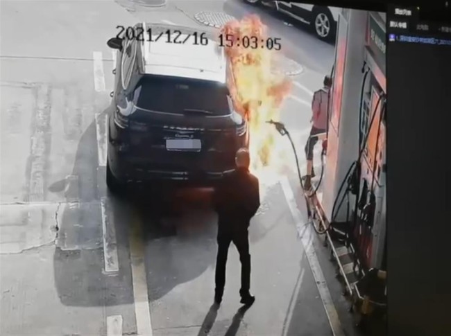 深圳一男子拔掉油槍點燃汽車后逃走 加油站縱火如何處罰