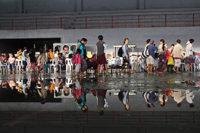 台风“雷伊”横扫菲律宾8度登陆 33万余人撤离灾区