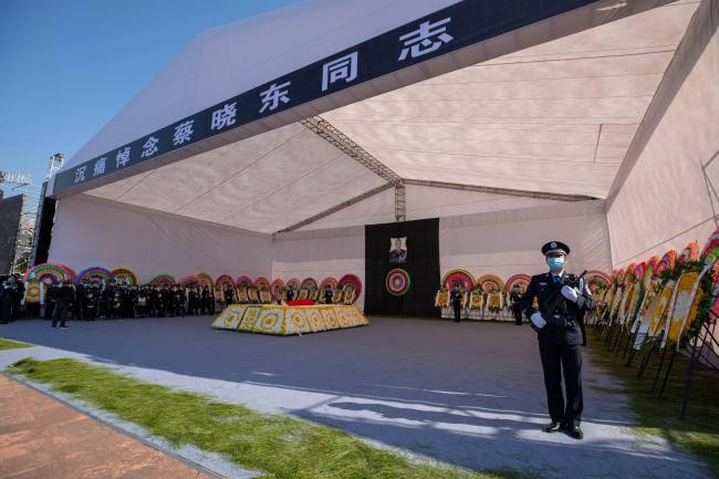 泪目！3岁儿子亲了又亲缉毒英雄父亲照片：爸爸怎么还不回来？