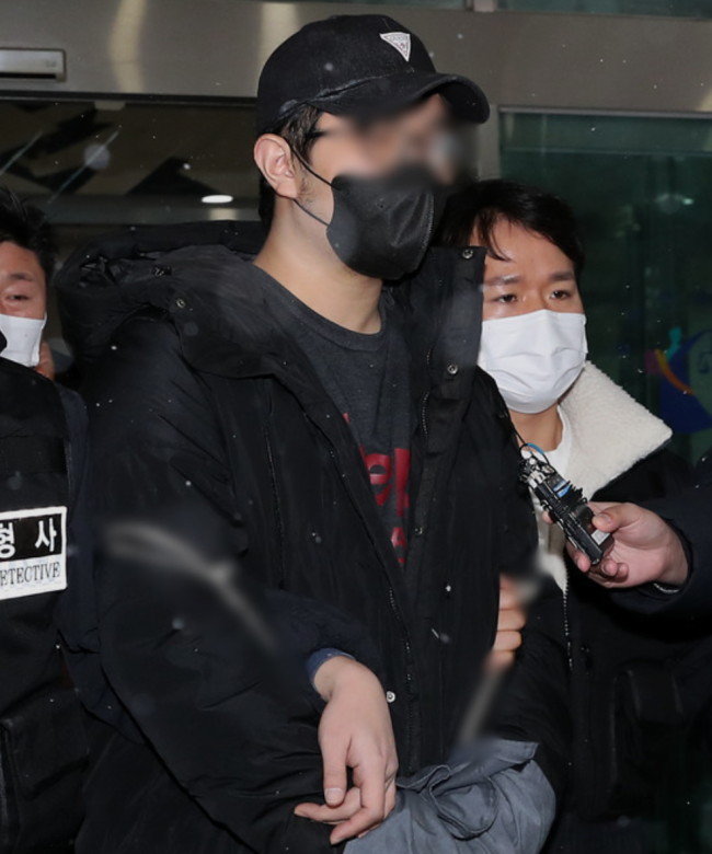 袭击素媛案罪犯的男子被拘留 称赵斗淳先拿的锤子