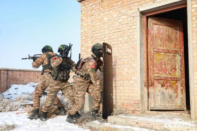 武警新疆总队：实战化反恐战斗演练