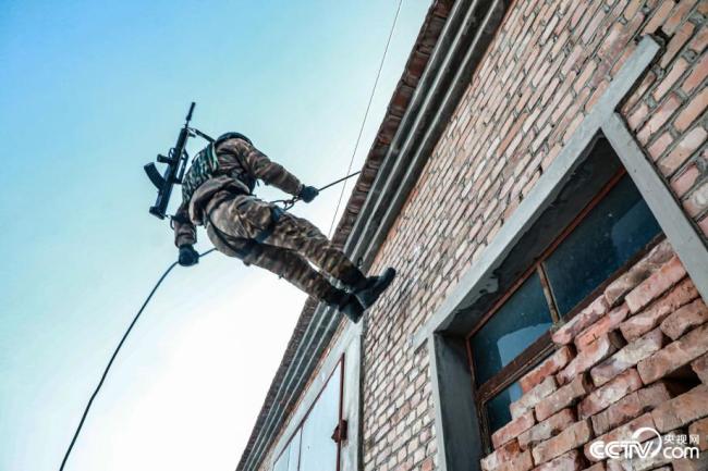 武警新疆总队：实战化反恐战斗演练