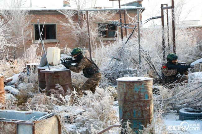 武警新疆总队：实战化反恐战斗演练