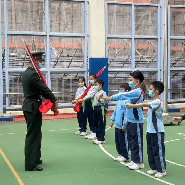 驻港部队教授香港中小学生升旗