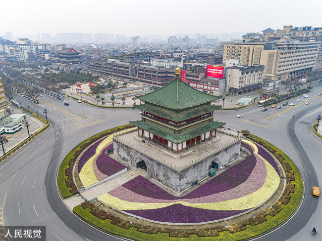 2021年12月23日，航拍西安钟楼转盘四周环境。当日，西安市小区（村）、单位封闭式管理第一天，古城的大街小巷车辆、行人减少，安静有序。