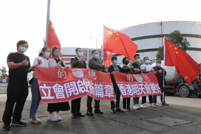 千辆的士挂国旗在香港巡游，贺立法会开启新篇章