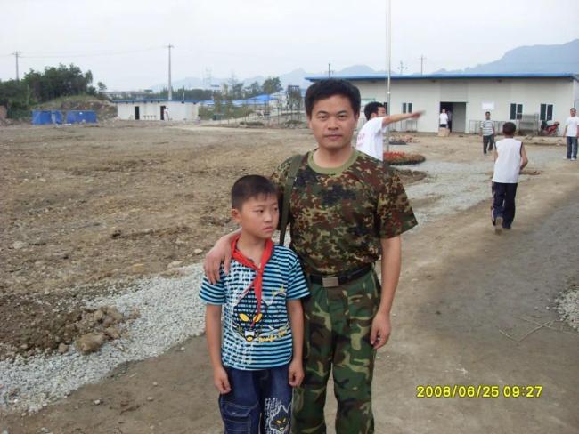 泪流满面！汶川地震受灾男孩新兵授衔时遇见了他……