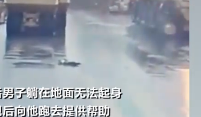 男子撑伞被闪电击中 地面火花四溅画面曝光！