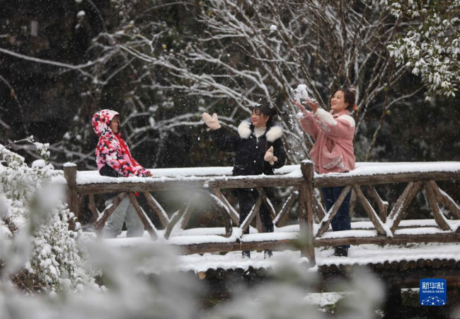 12月26日，游人在湖南省张家界市武陵源区黄龙洞景区赏雪。