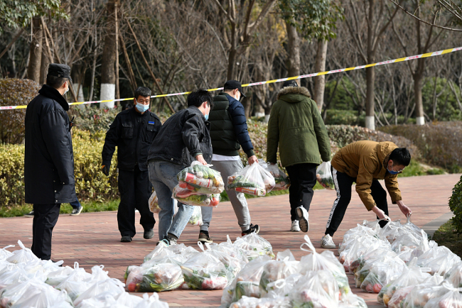 西安封控小区发放免费生活物资 种类丰富