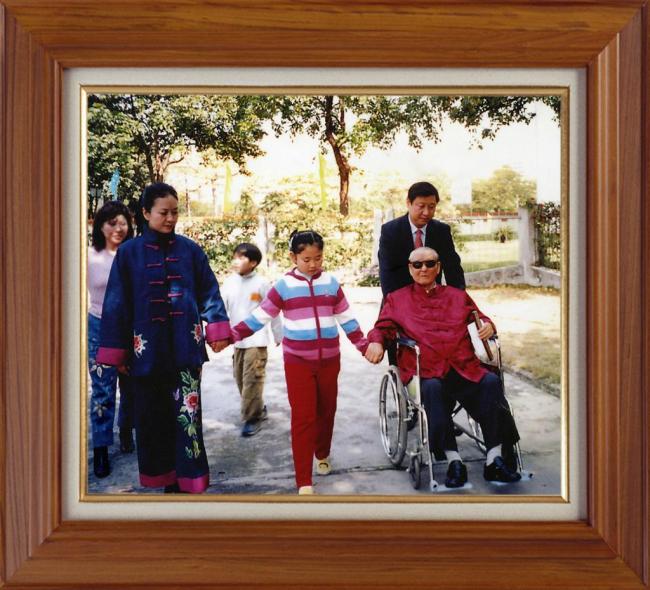 相框里的故事——聆听新年贺词，品读习近平主席书架照片的意涵
