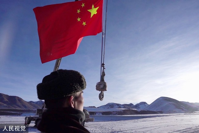 硬核儀式感,！新疆軍區(qū)官兵5200米雪域用吊車升國旗