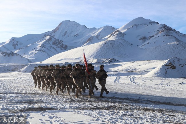 硬核儀式感,！新疆軍區(qū)官兵5200米雪域用吊車升國旗