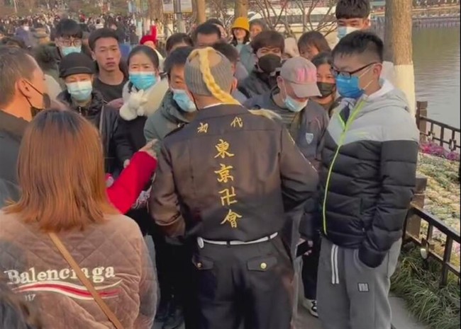 南京一男子公园里穿异国服饰被围住 背印东京卍会