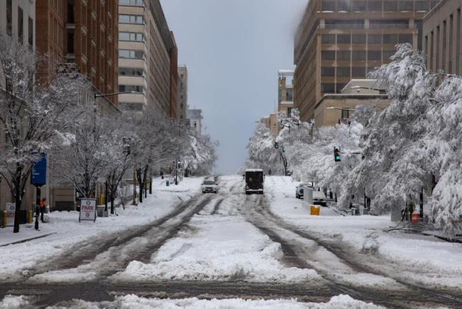 美国遭遇暴风雪：77万人遇停电
