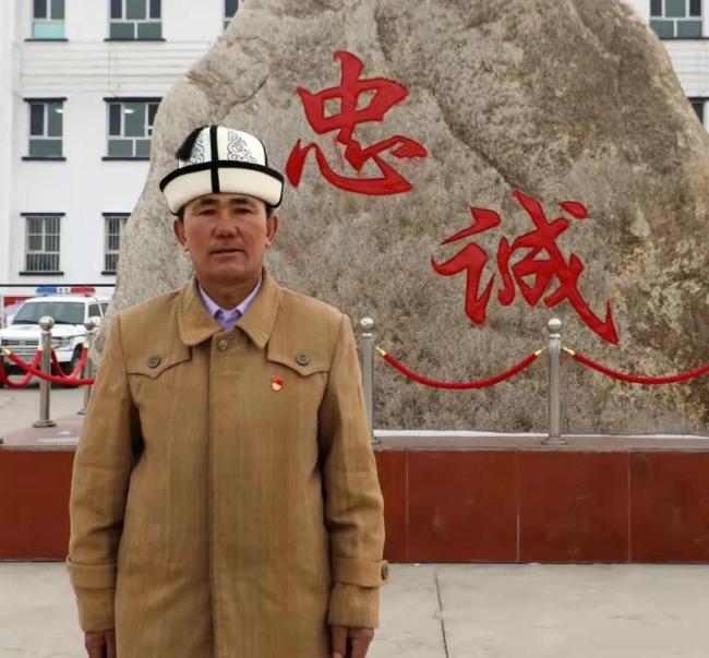 亮出党员徽章感动全网的牧民，还有这样的经历