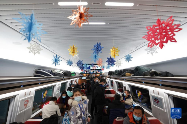 1月6日，在G9981次北京冬奥列车媒体车厢内，媒体记者在工作。