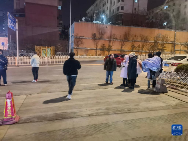 　1月8日，在青海省西宁市，熟睡中的群众纷纷下楼避险。