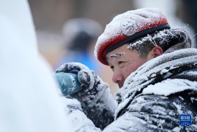 1月7日，在哈尔滨冰灯艺术游园会园区的全国专业冰雕比赛现场，冰雕师在进行冰雕艺术作品创作。