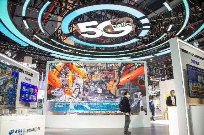 2021年11月20日，在位于武汉的中国光谷科技会展中心拍摄的“5G+工业互联网成果展”现场。（新华社）