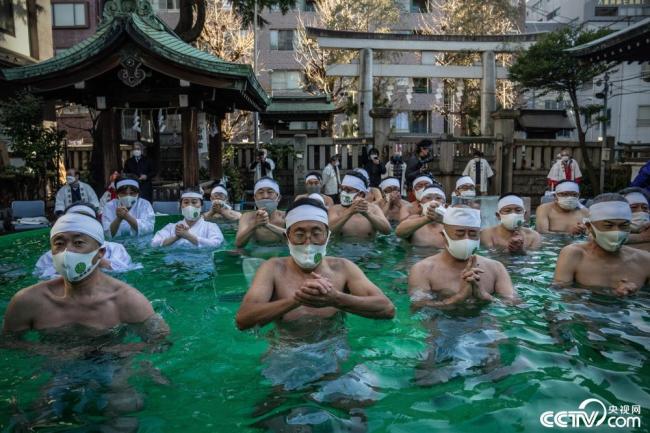 日本民众在神社浸泡冰水 净化身心
