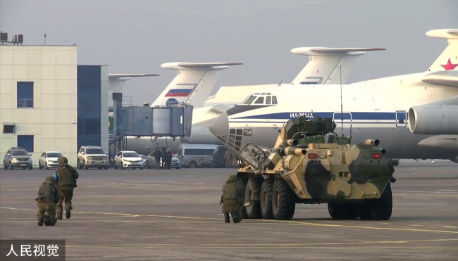 当地时间2022年1月9日，哈萨克斯坦阿拉木图，俄罗斯参与维和行动的部分主力部队携带装备从莫斯科、伊万诺沃抵达阿拉木图。