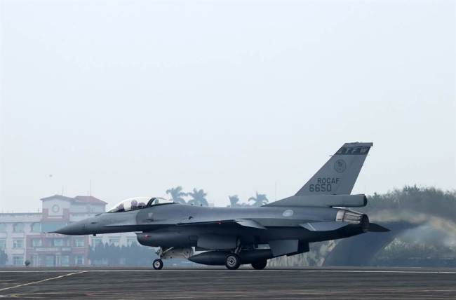 台媒：台军一架F-16V战机失联 或已坠海