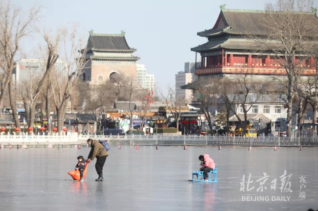 北京什刹海冰场开门迎客