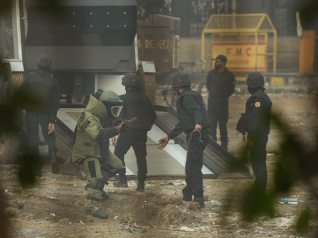 印度多地发现爆炸装置 拆弹小组成员进行拆除