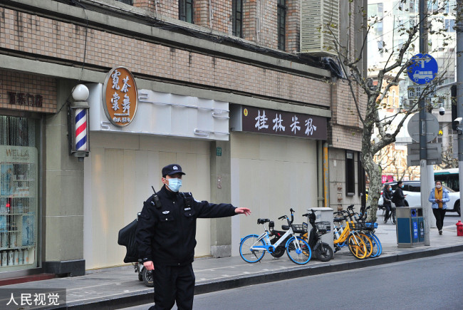 2022年1月14日，上海，实拍被封闭管理的静安区静安寺街道愚园路228号附近。
