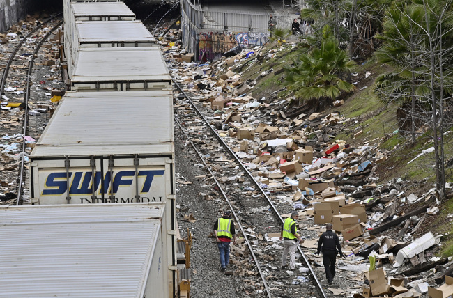 美国洛杉矶一列火车脱轨 事发地与此前发生列车洗劫事件地点相同