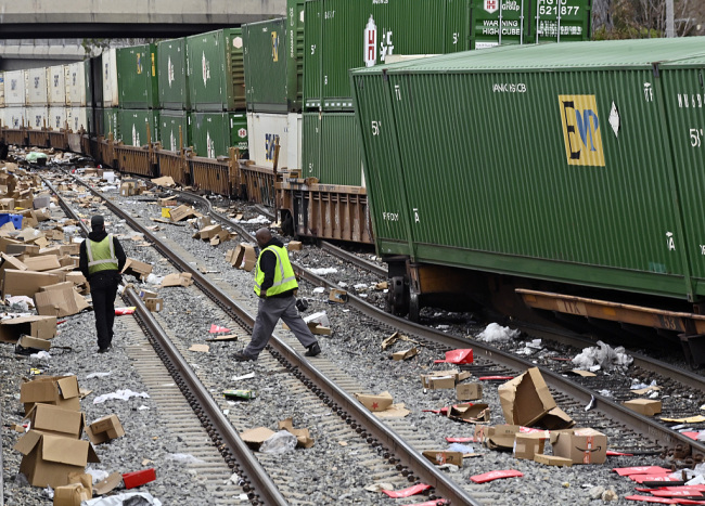 美国洛杉矶一列火车脱轨 事发地与此前发生列车洗劫事件地点相同
