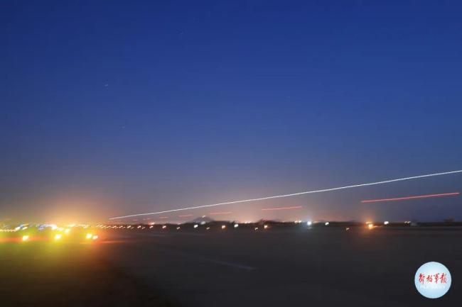 定格“飞鲨”跨昼夜飞行训练热血瞬间 酷图来袭！
