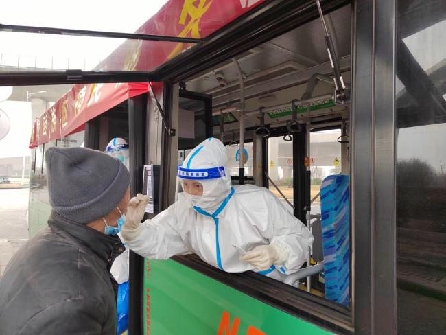 郑州80辆公交车变身核酸采样“移动方舱”