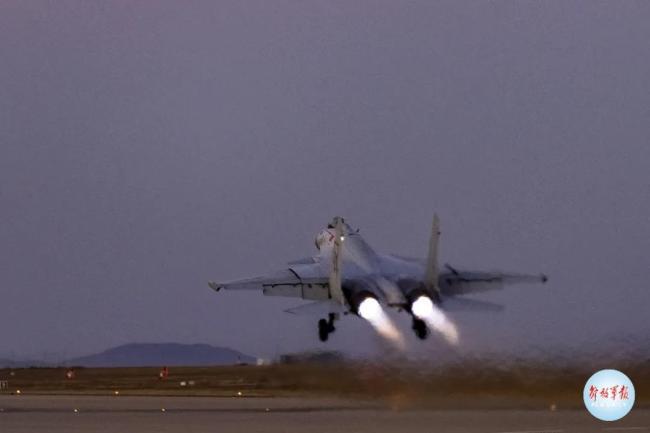 定格“飞鲨”跨昼夜飞行训练热血瞬间 酷图来袭！