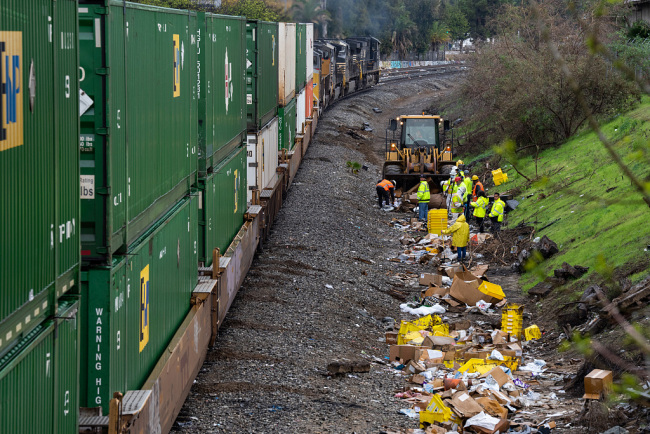 洛杉矶火车频遭打劫 工作人员开始清理轨道