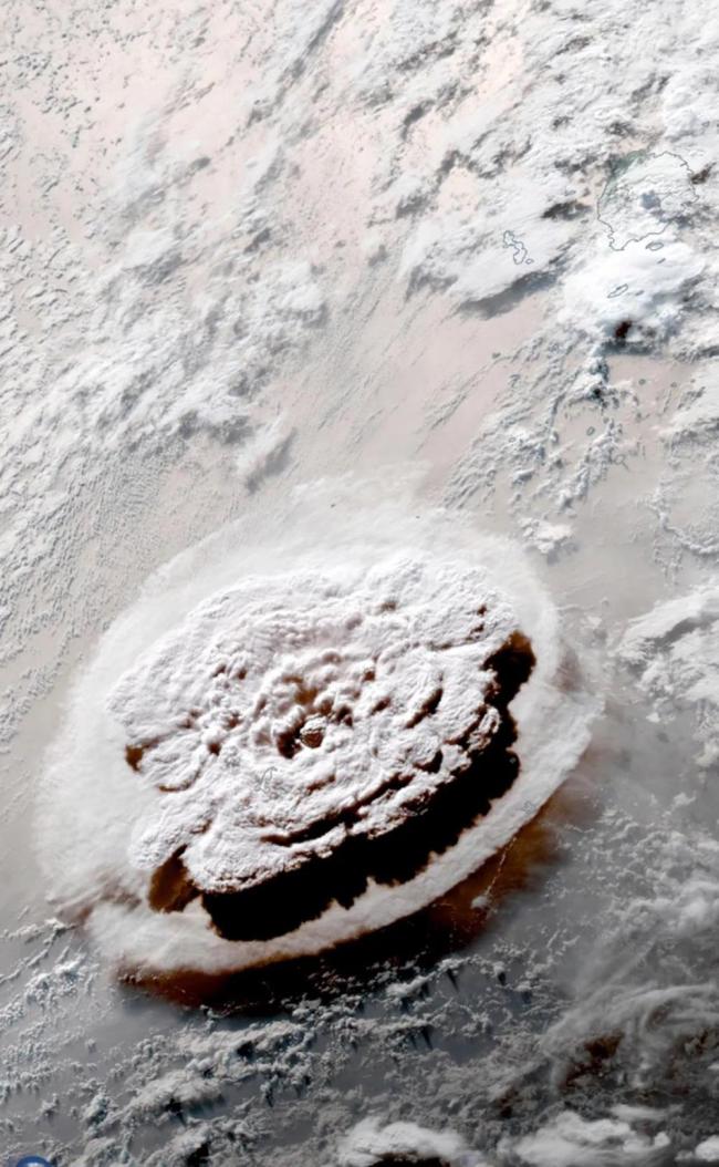 多家卫星捕捉汤加火山喷发瞬间