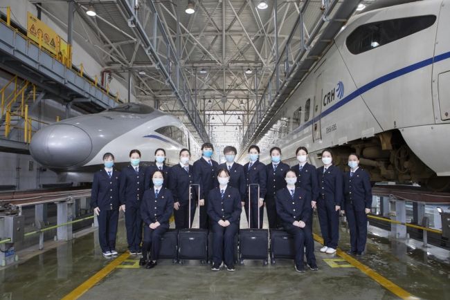 中国首支女子机械师乘务队14名队员合影。