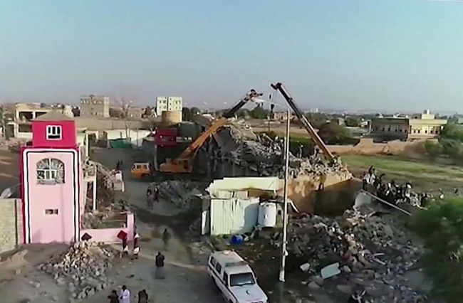 也门一监狱遭空袭已致77死190伤，现场一片废墟