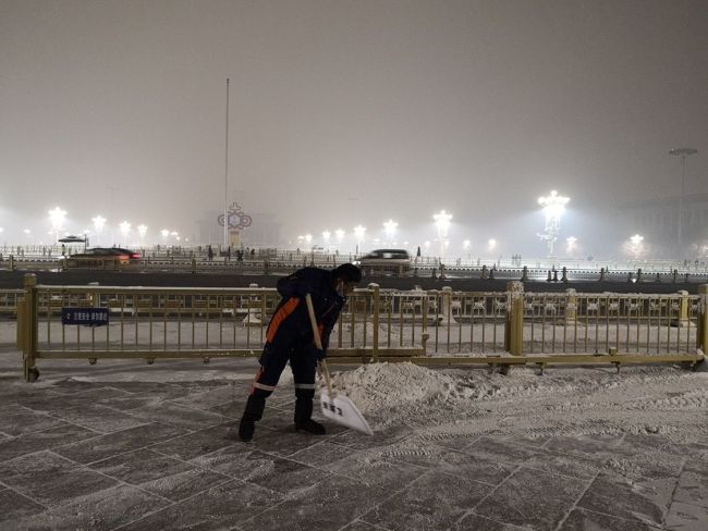 启用多种除雪装备，环卫人员连夜清除广场积雪