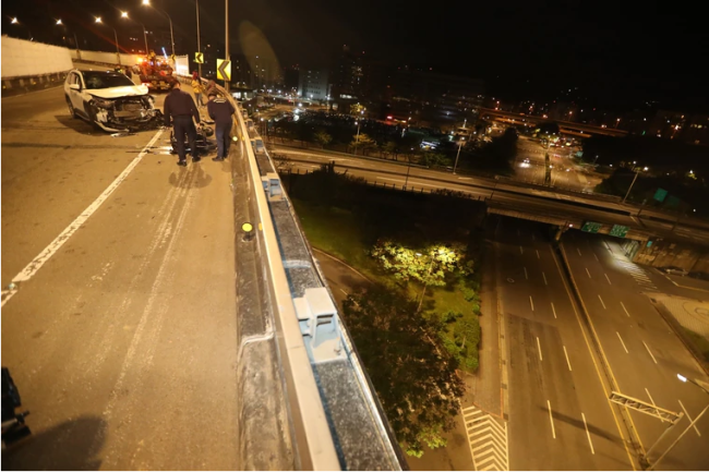 台北女子驾车逆行，将摩托车骑手从公路桥撞下身亡