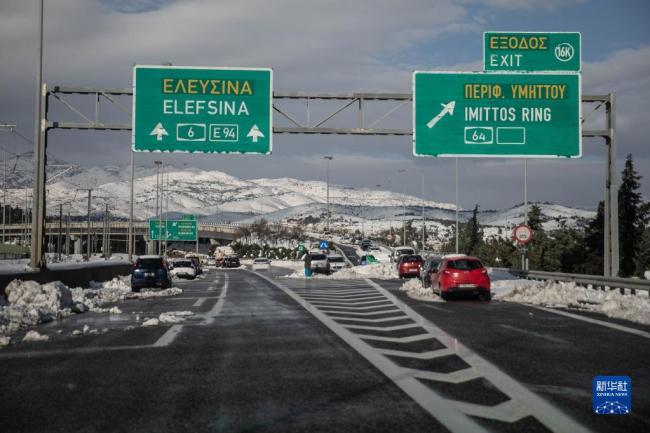 希腊雅典交通受大雪影响部分瘫痪