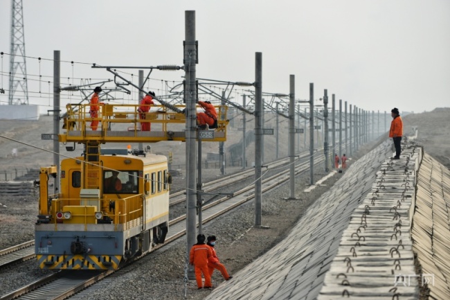 【新春走基层】百里风区的“铁路供电养护人”