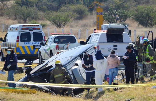 墨西哥一货车在高速公路上失控侧翻，已致13人死亡