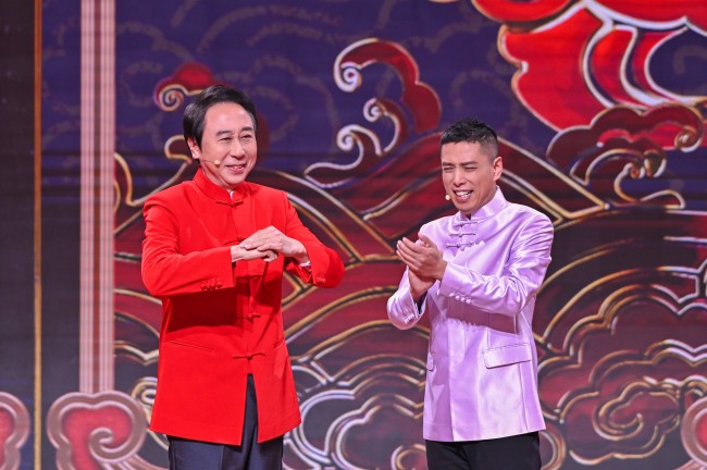 近年来在北京台春晚“常驻”的冯巩可算把谐音梗玩明白了